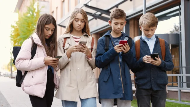 Szigorú szabályok jönnek: az EU KIDS Act védené a gyerekeket az online térben