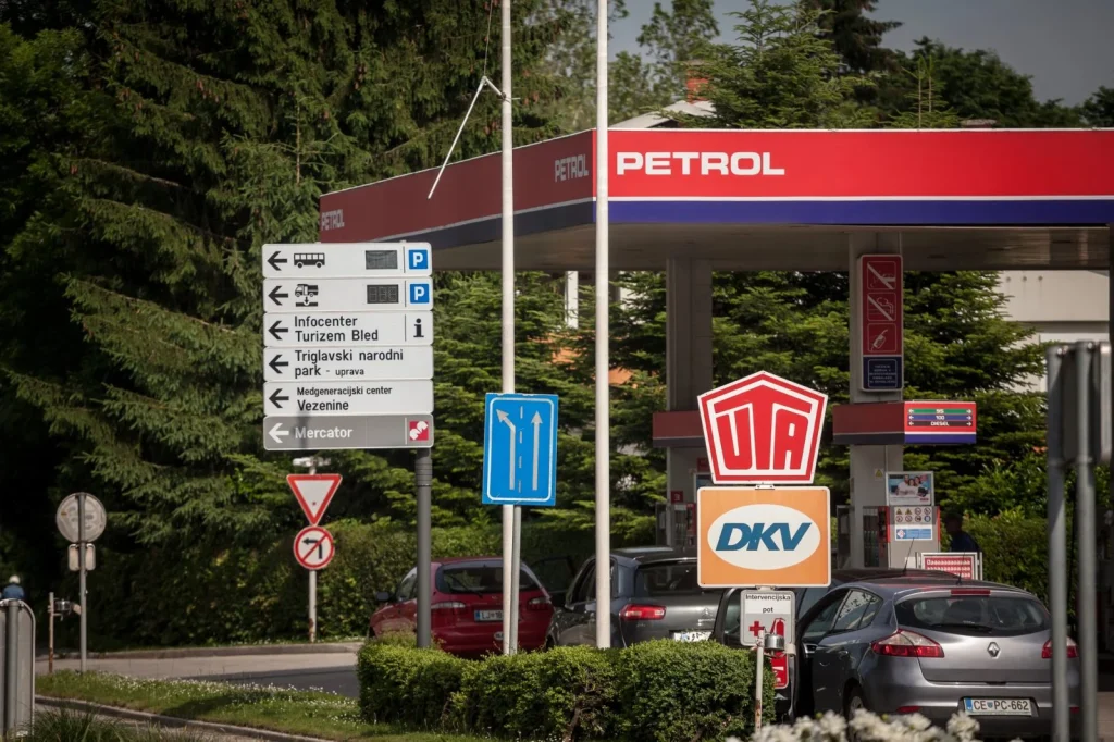 Módosítja az üzemanyagárak számítási módszerét a szlovén kormány az áremelkedés fékezésére