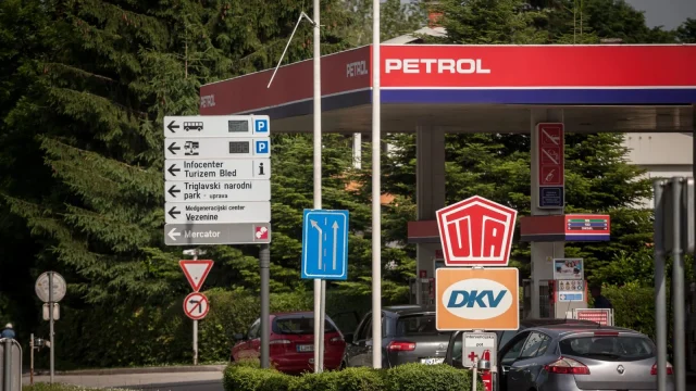 Módosítja az üzemanyagárak számítási módszerét a szlovén kormány az áremelkedés fékezésére