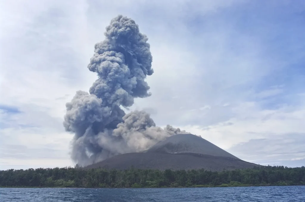 Újraindult a légiforgalom Jakartában az Anak Krakatau kitörése után