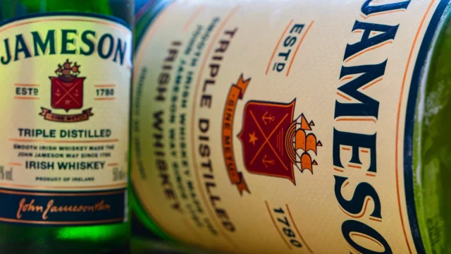 Donald Trump eltörli az ír whisky vámját írországi látogatása végén