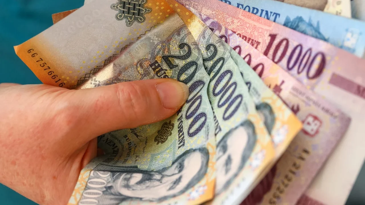 Elemző: az inflációnál magasabb ütemben nőttek a keresetek júliusban