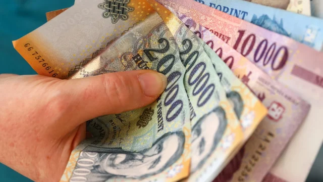 Elemző: az inflációnál magasabb ütemben nőttek a keresetek júliusban