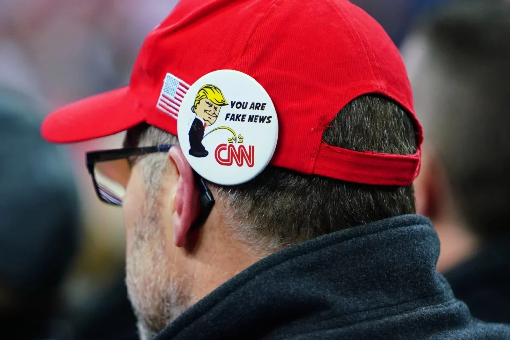 Újabb feszültség: kizárták a CNN stábját Donald Trump elnöki útjáról