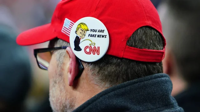 Újabb feszültség: kizárták a CNN stábját Donald Trump elnöki útjáról
