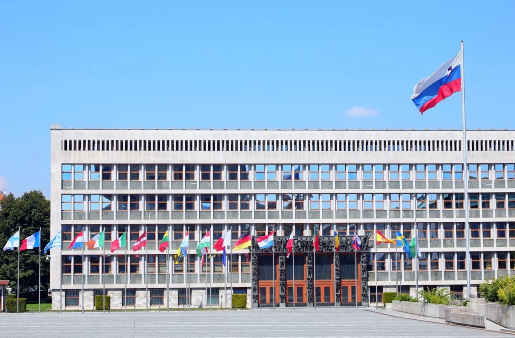 Bizalmatlansági indítványt nyújtott be az ellenzék a szlovén külügyminiszter ellen