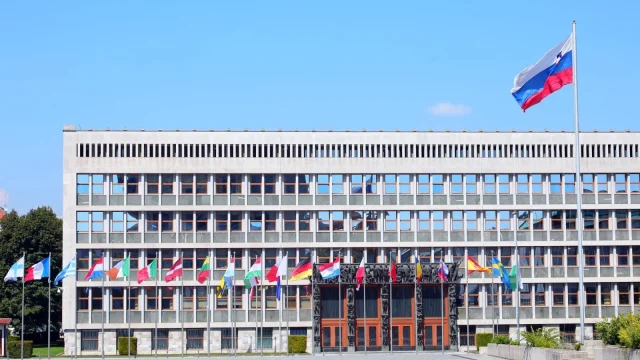 Bizalmatlansági indítványt nyújtott be az ellenzék a szlovén külügyminiszter ellen