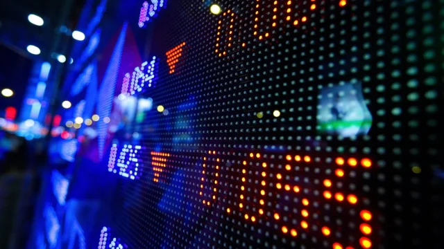 Enyhe csökkenéssel indították a pénteki kereskedést az európai tőzsdék