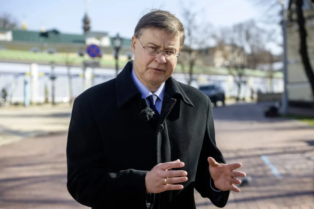 Valdis Dombrovskis, Uniós biztos szerint fokozni kell az Oroszországra nehezedő gazdasági nyomást