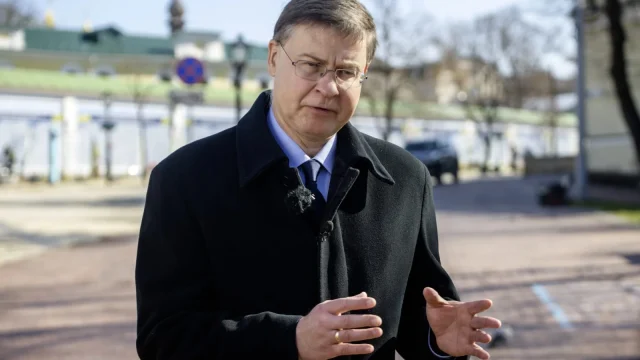 Valdis Dombrovskis, Uniós biztos szerint fokozni kell az Oroszországra nehezedő gazdasági nyomást