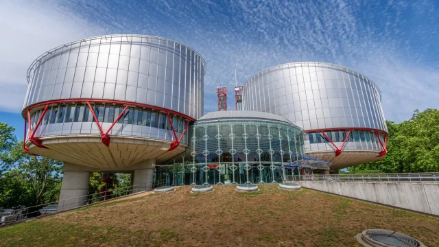 Rendőri erőszak és elégtelen nyomozás miatt marasztalta el a magyar államot a strasbourgi bíróság