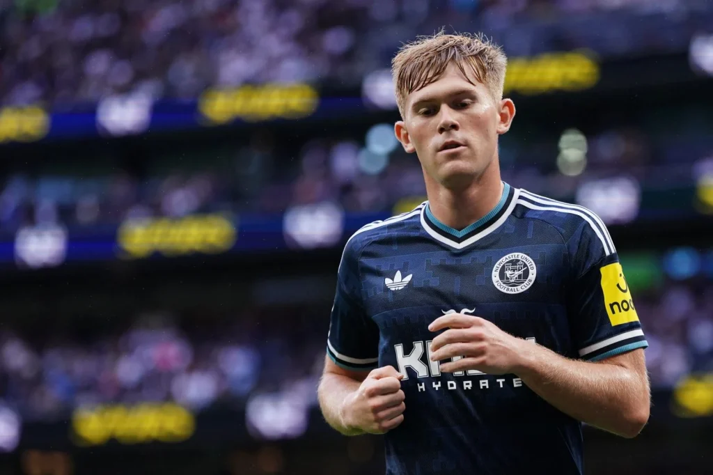 Hosszú távú szerződést írt alá Lewis Hall a Newcastle Uniteddel