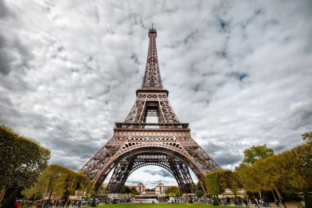 Sztrájkoltak az Eiffel-torony dolgozói egy diszkriminatív kérés miatt