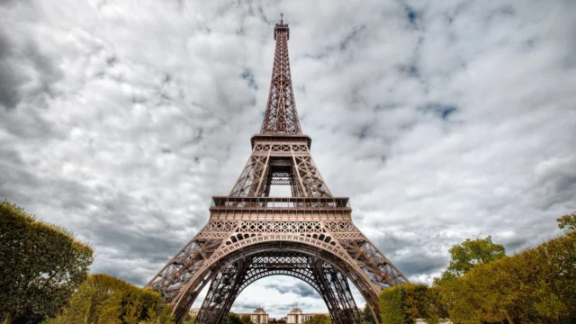 Sztrájkoltak az Eiffel-torony dolgozói egy diszkriminatív kérés miatt