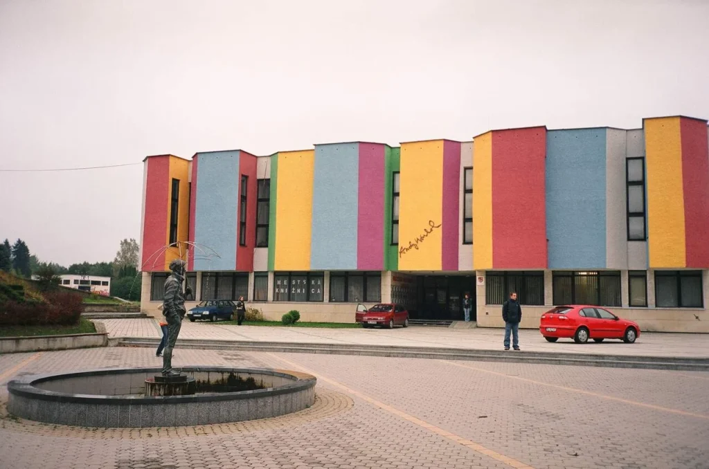 Három év után újra megnyitották az Andy Warhol Múzeumot Mezőlaborcon