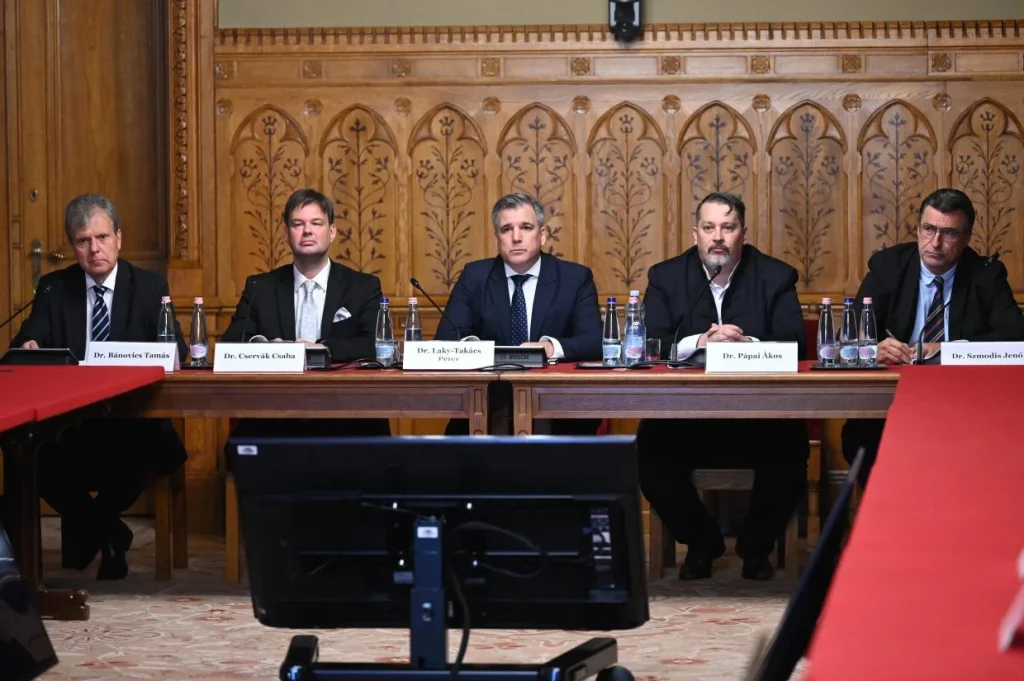 A Szent Korona-tanhoz való visszatérést szorgalmazza Laky-Takács Péter