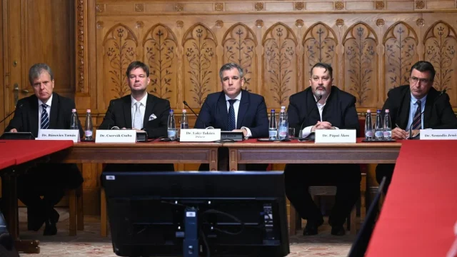 A Szent Korona-tanhoz való visszatérést szorgalmazza Laky-Takács Péter
