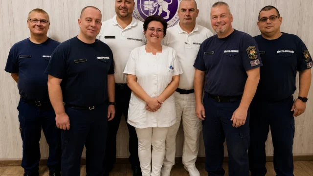 Autó alá szorult idős férfit mentettek meg szolgálaton kívüli büntetés-végrehajtási dolgozók Hajdúsámsonon