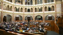 Az üzemanyagárakról és az adótörvények módosításáról vitázott az Országgyűlés