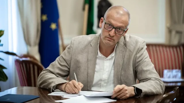 Vizsgálat indult az Operettszínházban, a főigazgatót felmentették a munkavégzés alól