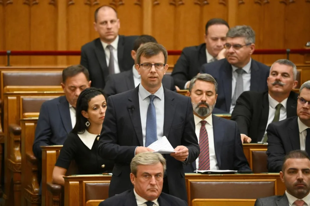 Bóka János szerint politikai színjáték zajlik a rendőri jelenléttel az Országházban