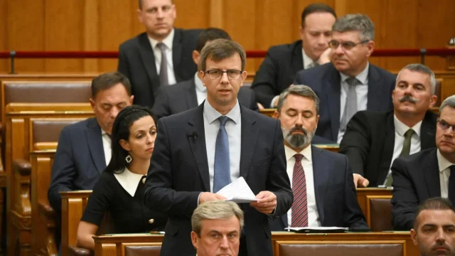 Bóka János szerint politikai színjáték zajlik a rendőri jelenléttel az Országházban