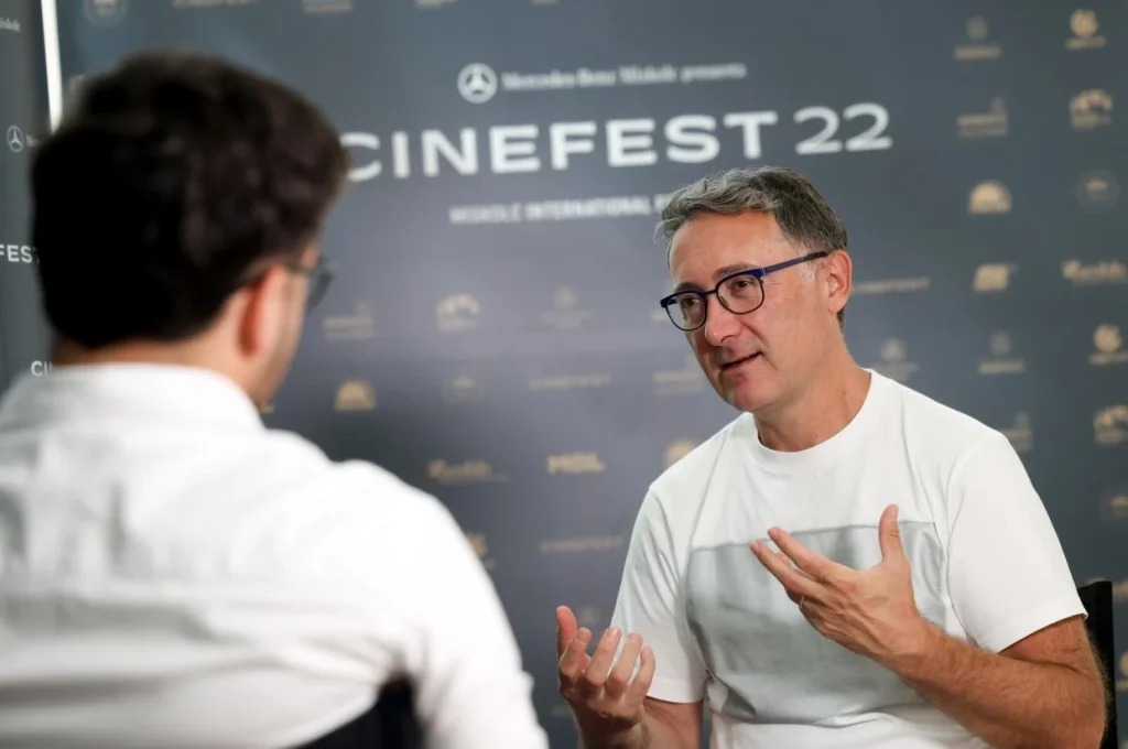 Tudor Giurgiu új filmje: 65 perces vágatlan jelenet a vígjátékban