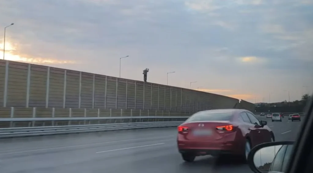 Férfi sétált az M0-s zajvédő falán, egy Mazda átsodródott a 76-oson – videóval