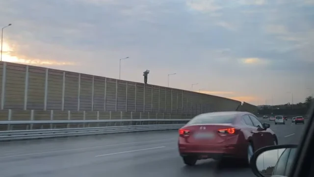 Férfi sétált az M0-s zajvédő falán, egy Mazda átsodródott a 76-oson – videóval