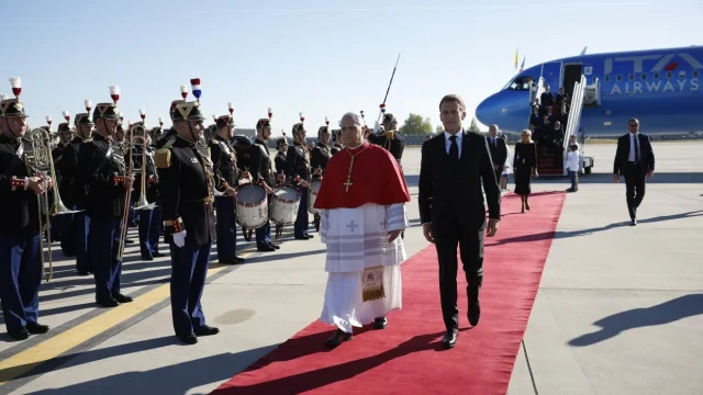 Macron fogadta XIV. Leó pápát, aki a vallás helyéről is üzent Franciaországnak