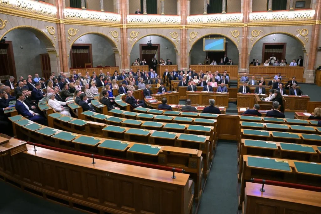 Felfüggesztette a miniszterelnök és két volt miniszter mentelmi jogát az Országgyűlés