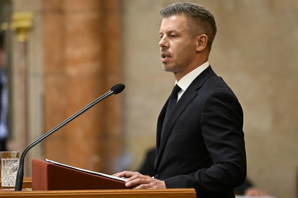 Magyar Péter: Megtisztítják a közterületeket a káros hirdetésektől