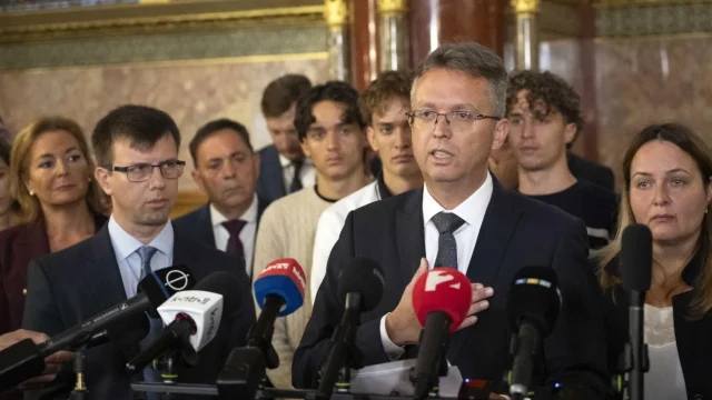 Az ügyészségre indult Hankó Balázs, miután felszólították a Parlament elhagyására