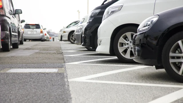 Egy évvel később lép életbe Budapesten a két tonnánál nehezebb autók parkolási díjemelése
