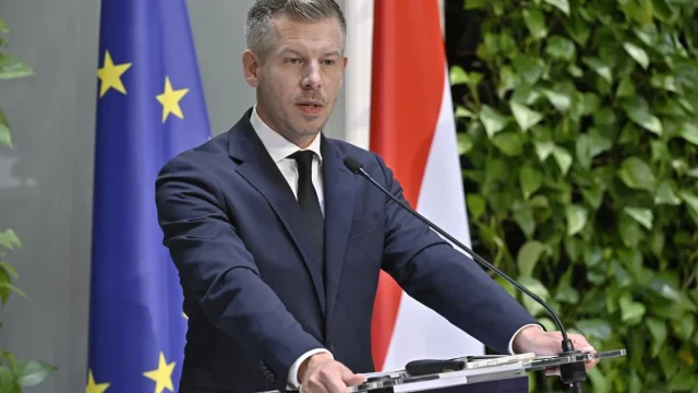 Kétlépcsős béremelés érkezik a szociális és oktatási dolgozóknak