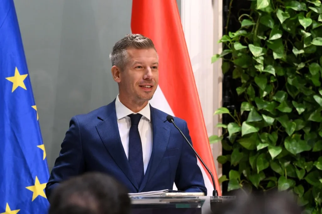 Magyar Péter a kötelező kamarai hozzájárulás eltörléséről beszélt