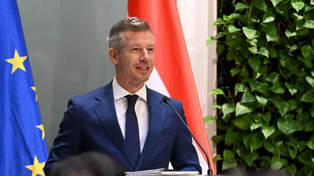 Magyar Péter a kötelező kamarai hozzájárulás eltörléséről beszélt