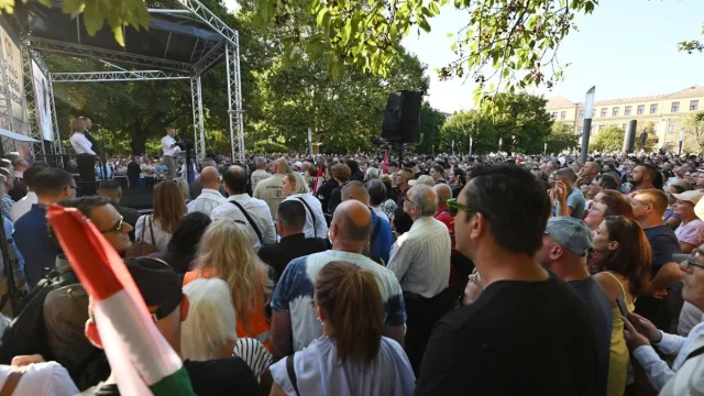 Magyar Péter pécsi országjárásán üzent a Mészáros Csoportnak az autópályák állami átvételéről
