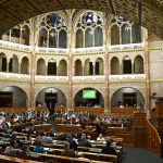Magyar Péter felszólalásával kezdődik az Országgyűlés kétnapos ülése