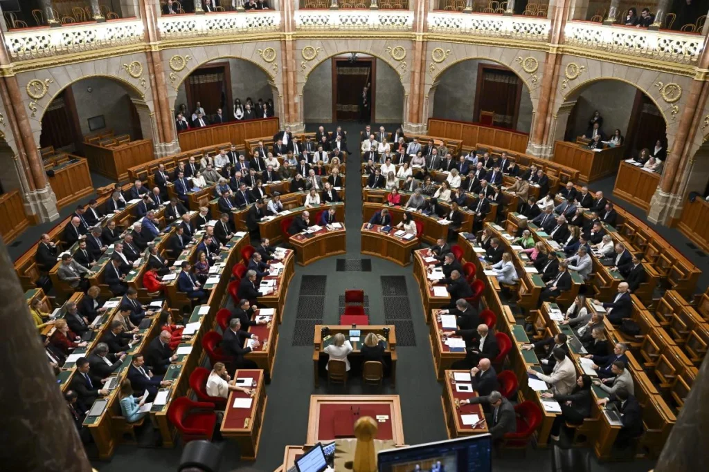 Magyar Péter felszólalásával kezdődik az Országgyűlés kétnapos ülése