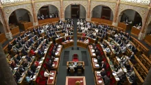 Magyar Péter felszólalásával kezdődik az Országgyűlés kétnapos ülése