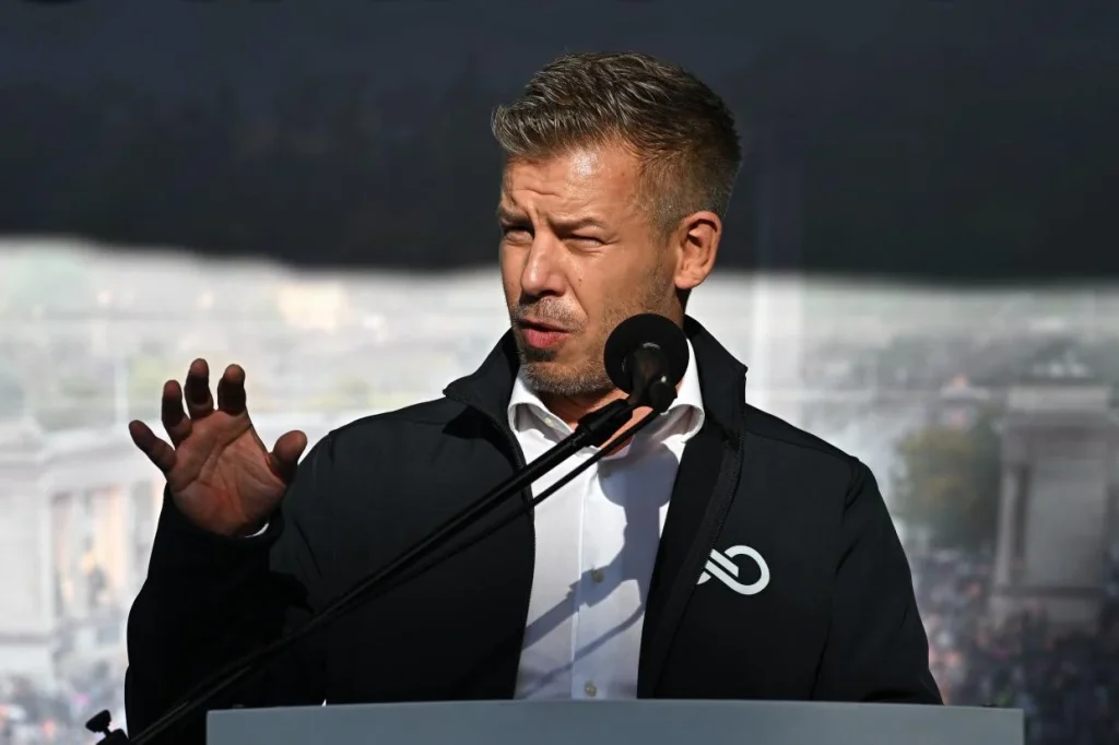 Magyar Péter: Ez a csávó vajon miben van? Mindenkit szeret meg puszil. ui.: ugyanitt jó ügyvéd kerestetik.