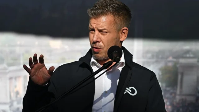 Magyar Péter: Ez a csávó vajon miben van? Mindenkit szeret meg puszil. ui.: ugyanitt jó ügyvéd kerestetik.