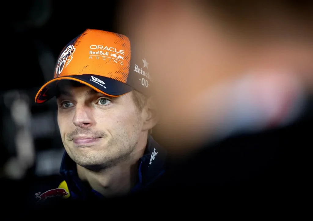 Max Verstappen száz gokartos ellenfelét győzte le Silverstone-ban