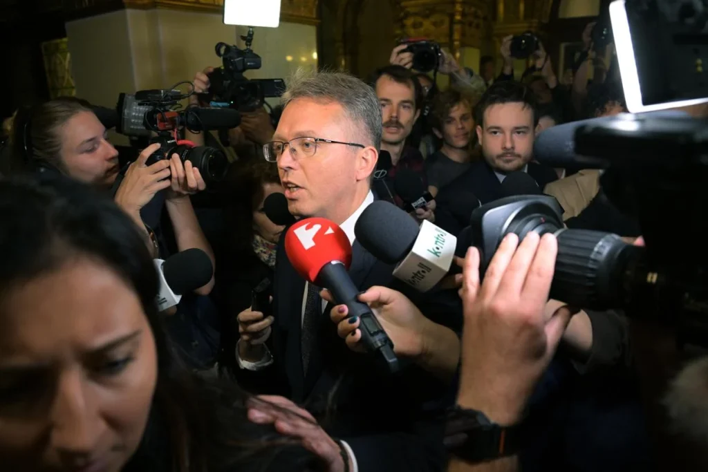 Mentelmi jogok fenntartását javasolja a bizottság Magyar Péter, Hankó Balázs és Seszták Miklós ügyében