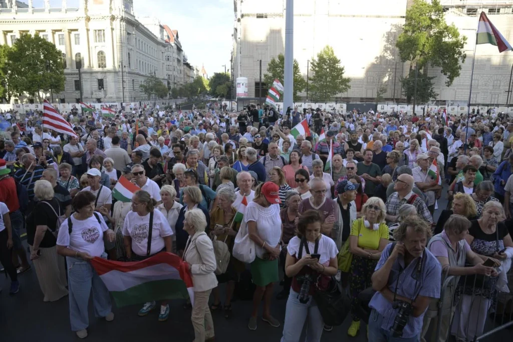 Ne féljetek! 2.0 címmel tartottak demonstrációt jobboldali civilek a Kossuth téren
