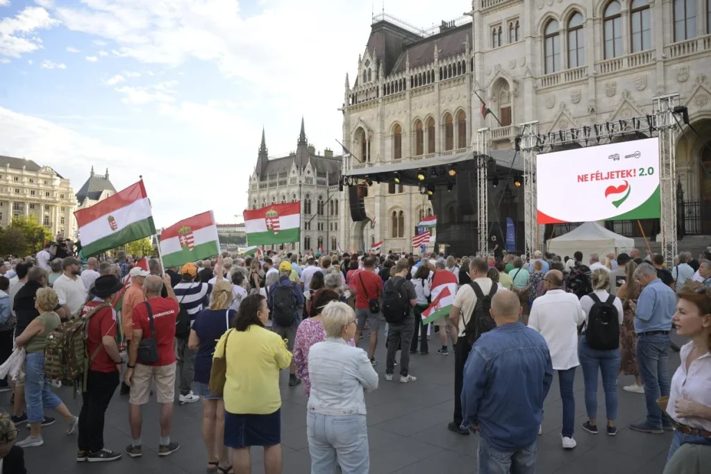 Ne féljetek! 2.0 címmel tartottak demonstrációt jobboldali civilek a Kossuth téren