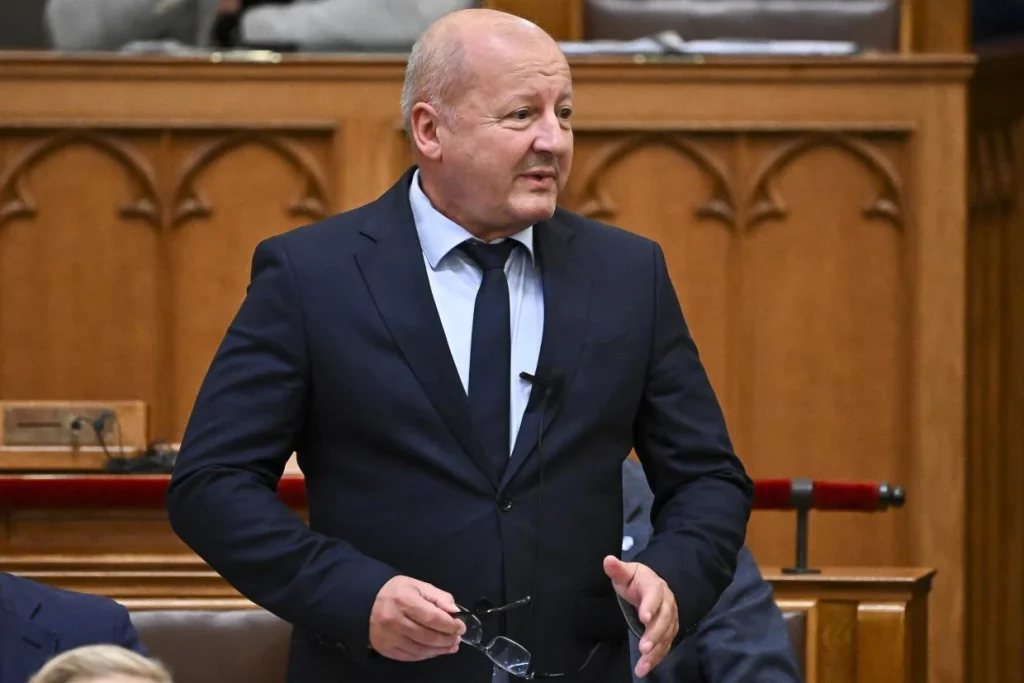 Parlamenti vita az üzemanyagárakról: több párt is a védett ár visszaállítását sürgeti