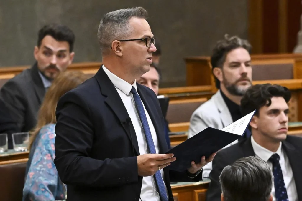 Parlamenti vita az üzemanyagárakról: több párt is a védett ár visszaállítását sürgeti