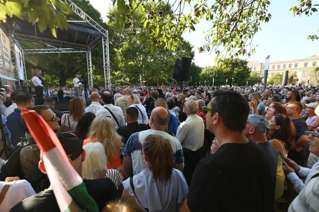 Pécsen tartott országjáró fórumot Magyar Péter, ahol a megyei struktúrák és az autópályák állami visszavétele is szóba került